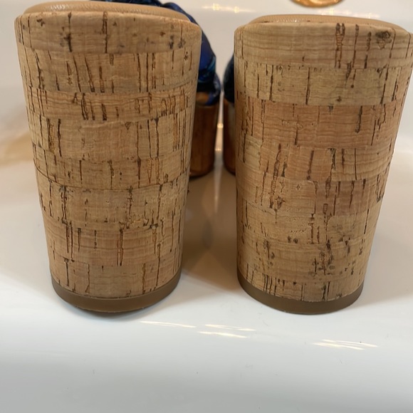 Donald J PLiner Blue bandana print wedges . EUC SZ 8 - Picture 5 of 6